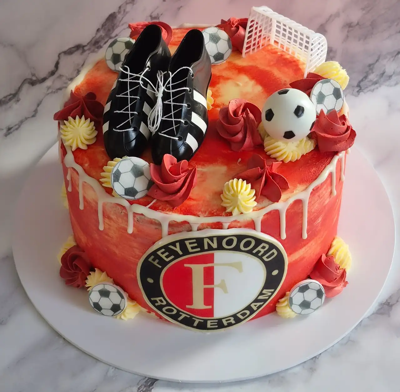 Hazelbakt Feyenoord verjaardags taart met voetballen en goal